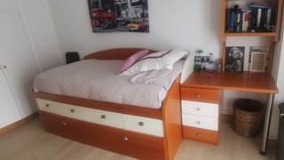 Dormitorio juvenil con escritorio y colchones