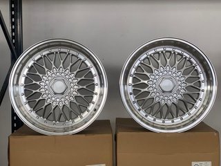 2+2 Llantas 8x18 y 9.5x18 5x120 et35 72.6 stilo RS