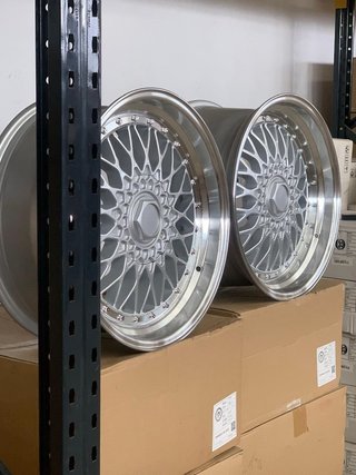 2+2 Llantas 8x18 y 9.5x18 5x120 et35 72.6 stilo RS