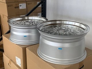 2+2 Llantas 8x18 y 9.5x18 5x120 et35 72.6 stilo RS