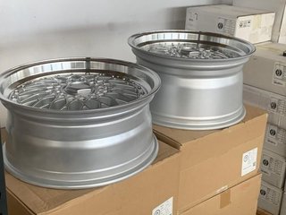 2+2 Llantas 8x18 y 9.5x18 5x120 et35 72.6 stilo RS