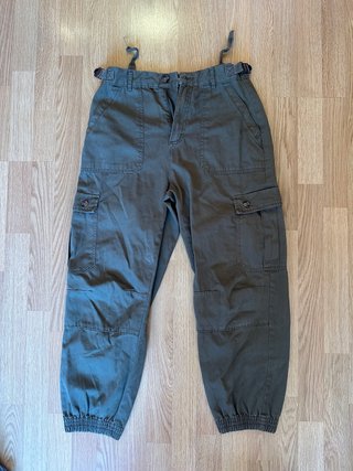 Pantalones cargo verdes con tirantes