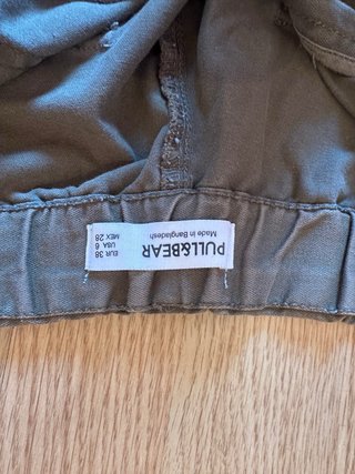 Pantalones cargo verdes con tirantes