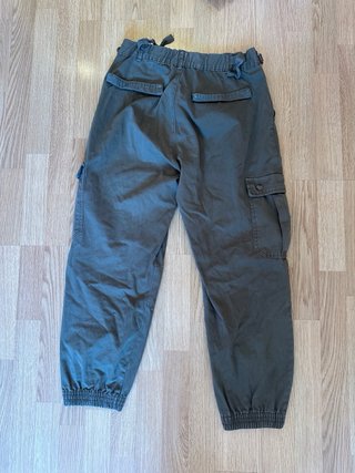 Pantalones cargo verdes con tirantes