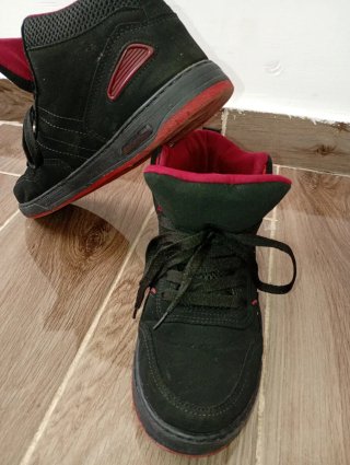 Zapatillas Botines Redikal Negro y Rojo T42
