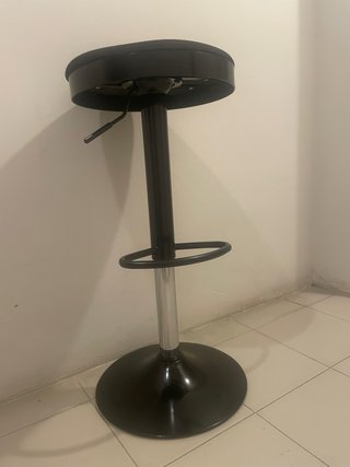 Taburete alto negro regulable – Acolchado y cómodo