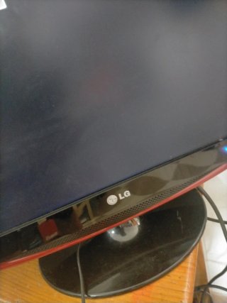Monitor TV LG Negro y Rojo