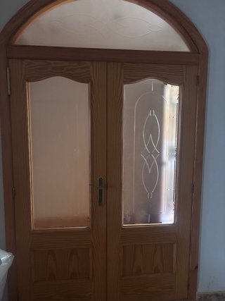 Puerta doble de madera con arco