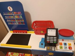 Mercado de madera con accesorios