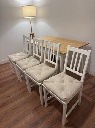Mesa y 4 sillas con cojines