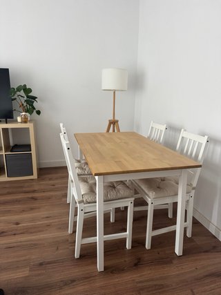 Mesa y 4 sillas con cojines