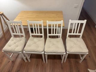 Mesa y 4 sillas con cojines