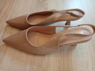 Zapatos de tacón slingback beige