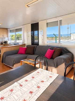 Parcela con modulo en camping