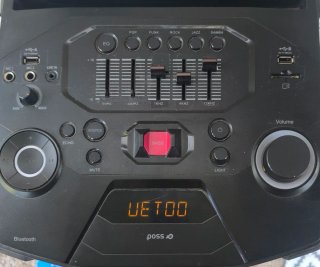 Altavoz grande con luces LED moradas