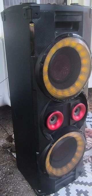 Altavoz grande con luces LED moradas
