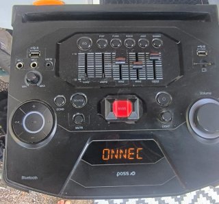 Altavoz grande con luces LED moradas