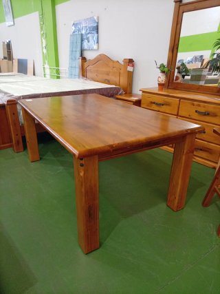 Mesa de comedor de pino