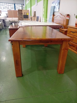 Mesa de comedor de pino