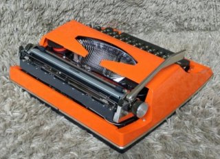 Máquina de escrever Triumph Favorit Laranja