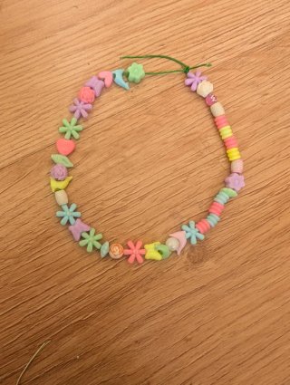 Collar hecho a mano con abalorios