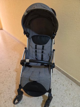 Silla de paseo Chico gris con funda de walking mum