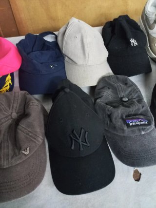Lote Gorras Yankees y Zapatillas