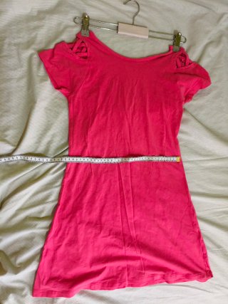 Vestido Stradivarius rosa palo con escote trasero