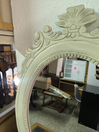 Specchio ovale in legno con cornice decorata