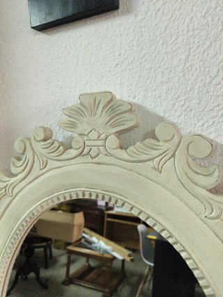 Specchio ovale in legno con cornice decorata