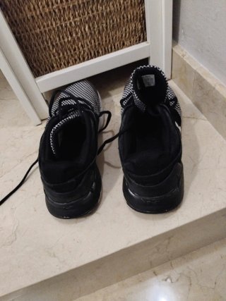 Zapatillas Under Armour Negras y Blancas