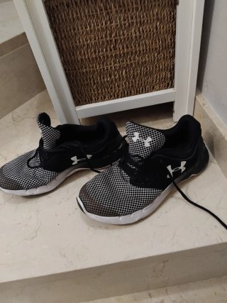 Zapatillas Under Armour Negras y Blancas
