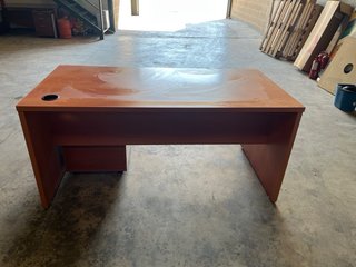 Escritorio madera con cajonera