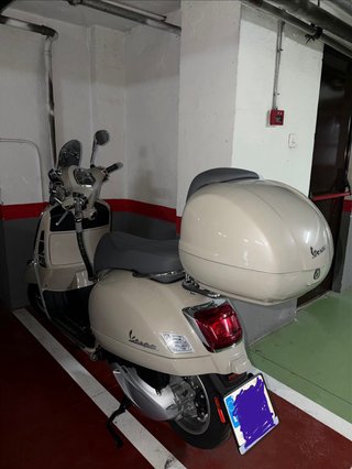 Vespa GTS 300 Beige Maxi Scooter