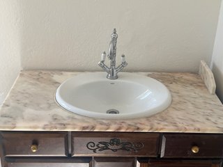 Mueble baño rústico madera maciza con pica y grifo