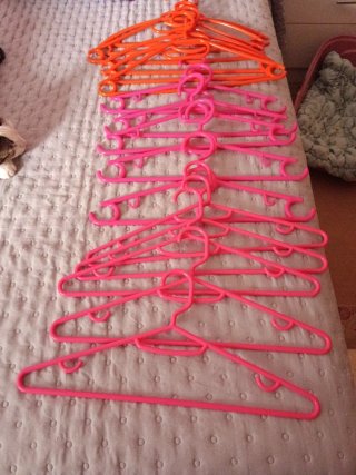 Lote de perchas de plástico
