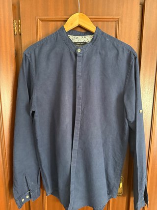 Camisa Zara cuello mao azul marino.