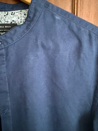 Camisa Zara cuello mao azul marino.