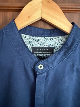 Camisa Zara cuello mao azul marino.