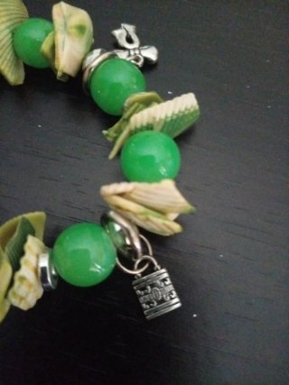 Pulsera verde con abalorios y charm pez, candado..