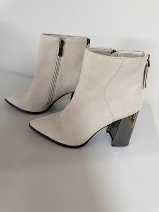 Botines elegantes tacón bloque beige