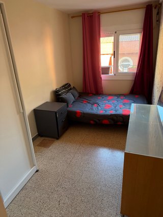 Se alquila una habitación para una chica sola