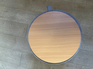 Taburete mesita reposapiés gris con patas d madera