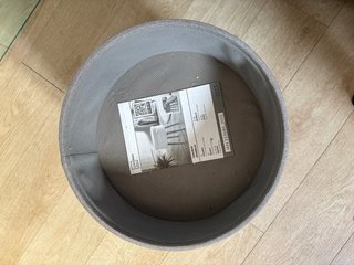 Taburete mesita reposapiés gris con patas d madera