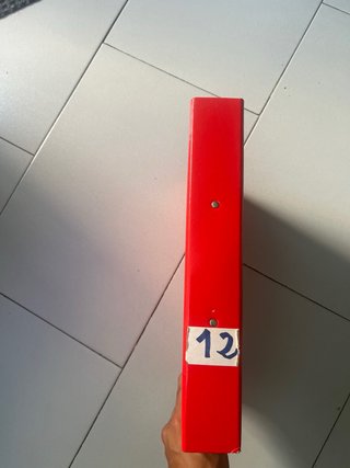 Archivador rojo de plástico