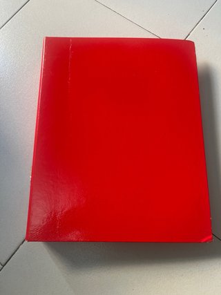 Archivador rojo de plástico