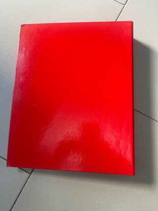 Archivador rojo de plástico