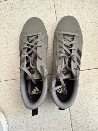 Zapatillas Adidas Grises y Negras