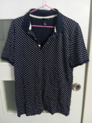 Polo azul y blanco con estampado de puntitos.