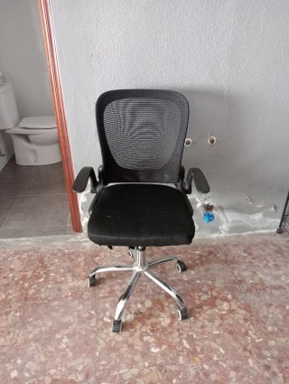Silla de oficina ergonómica negra